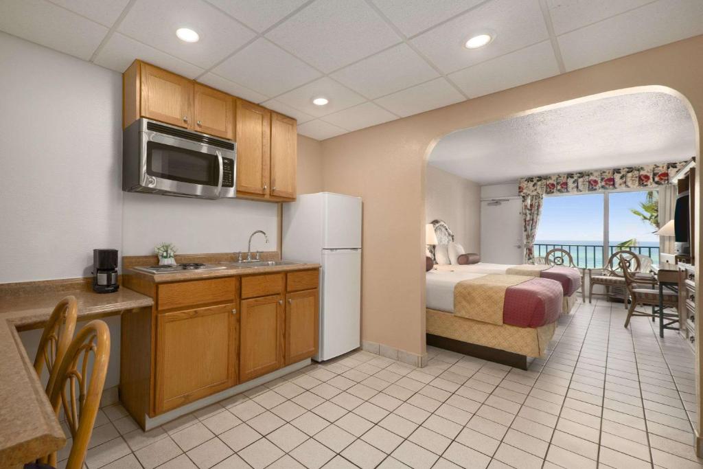 Days Inn by Wyndham Panama City Beach Beachfront Resort photo