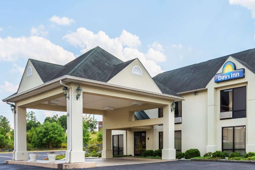 un hotel con un cartel en la parte delantera en Days Inn by Wyndham Sanford, en Sanford