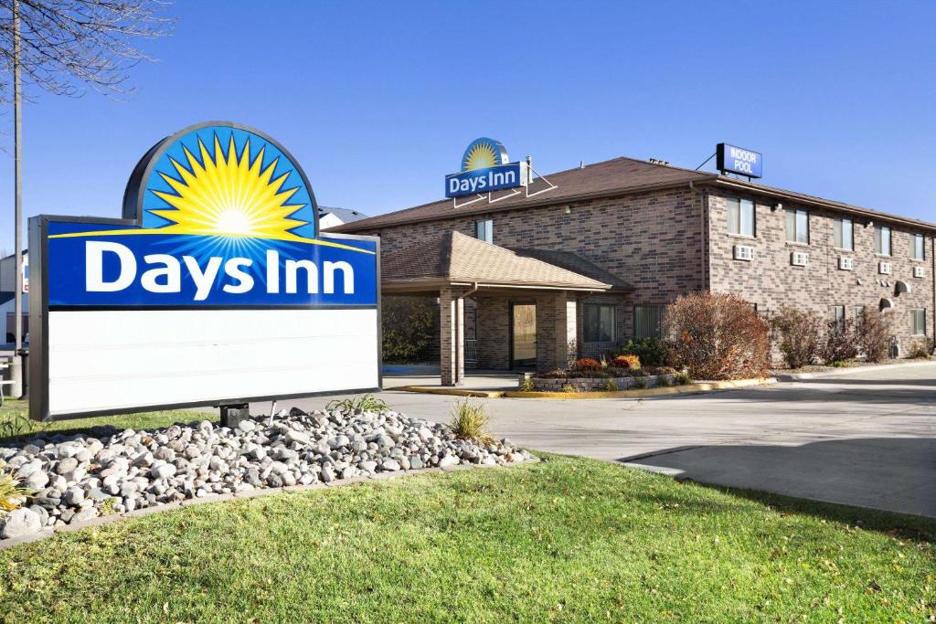a days inn sign in front of a building at Days Inn by Wyndham Columbia Mall in Grand Forks
