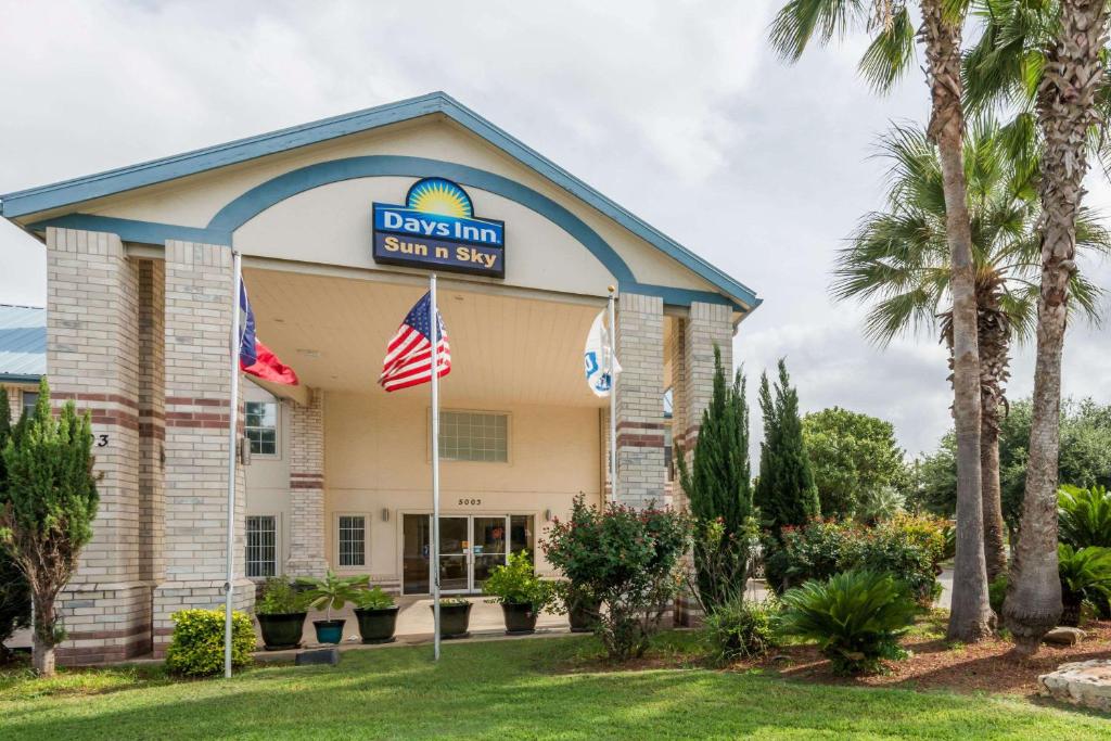 uma vista para uma estalagem com palmeiras em Days Inn by Wyndham San Antonio Southeast Frost Bank Center em San Antonio