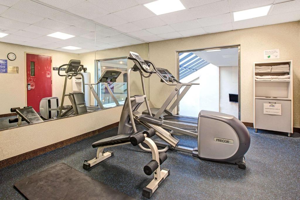 Fitness centrum a/nebo fitness zařízení v ubytování Days Inn by Wyndham Parsippany