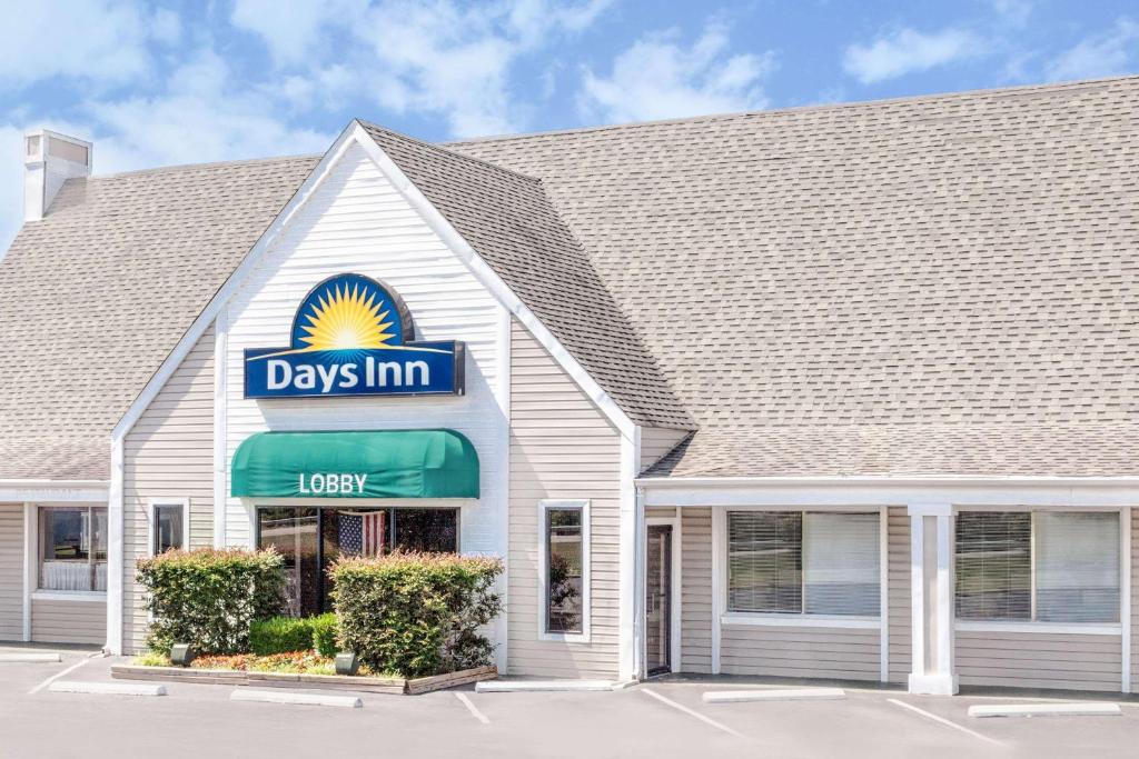 un negozio giornaliero con un cartello giornaliero di Days Inn by Wyndham Cullman a Cullman