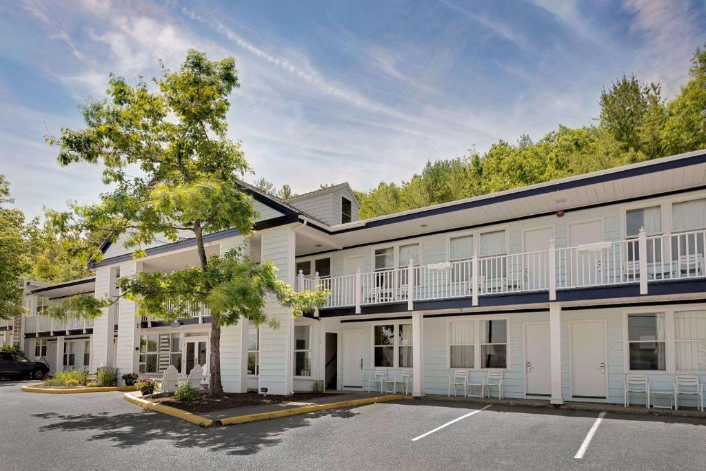 an exterior view of a building with a parking lot at Days Inn by Wyndham Bar Harbor in Bar Harbor