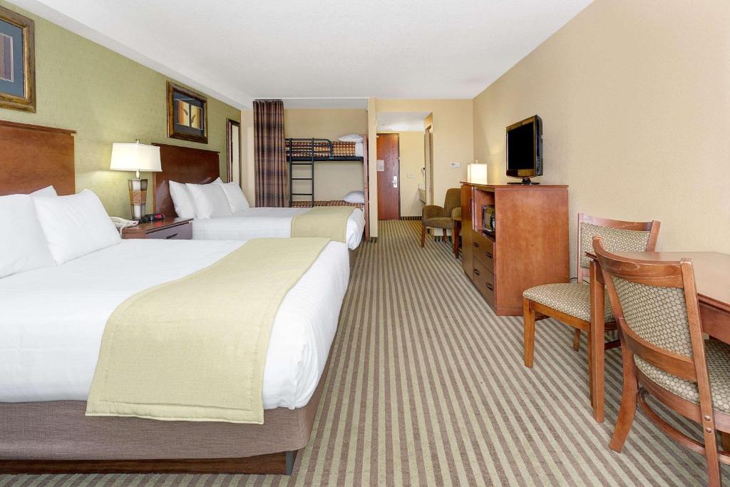 Days Inn by Wyndham Cheyenne - Queen Room With Two Queen Beds - Non-Smoking