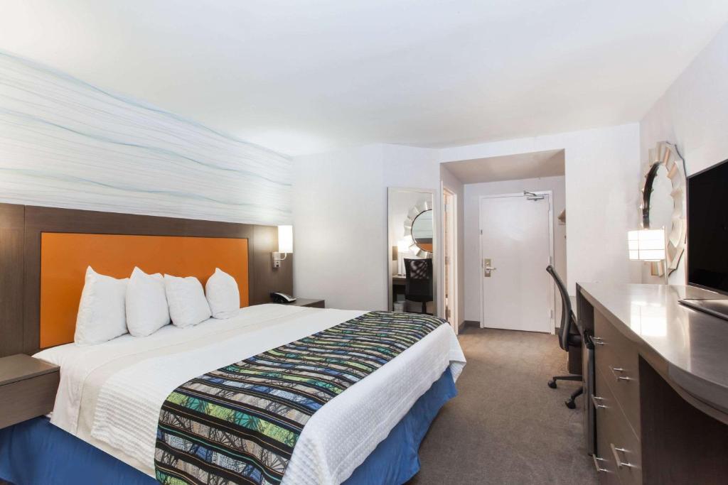 Days Inn by Wyndham Lanham Washington DC photo