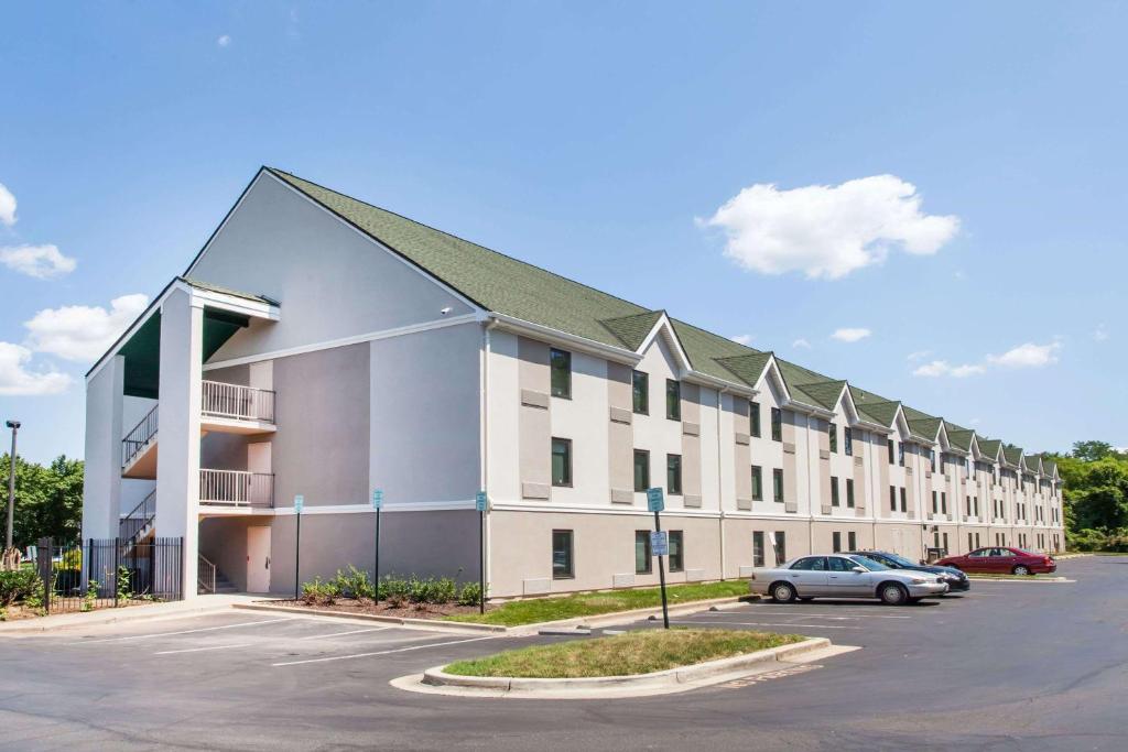 Days Inn by Wyndham Lanham Washington DC photo