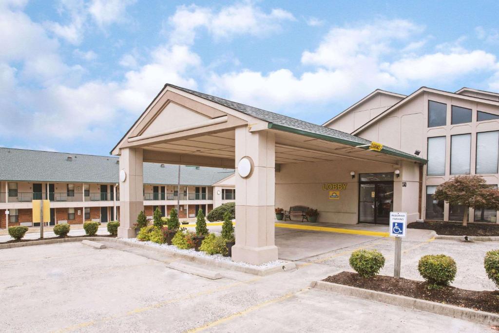 un bâtiment avec un parking en face de celui-ci dans l'établissement Days Inn by Wyndham Wytheville, à Wytheville