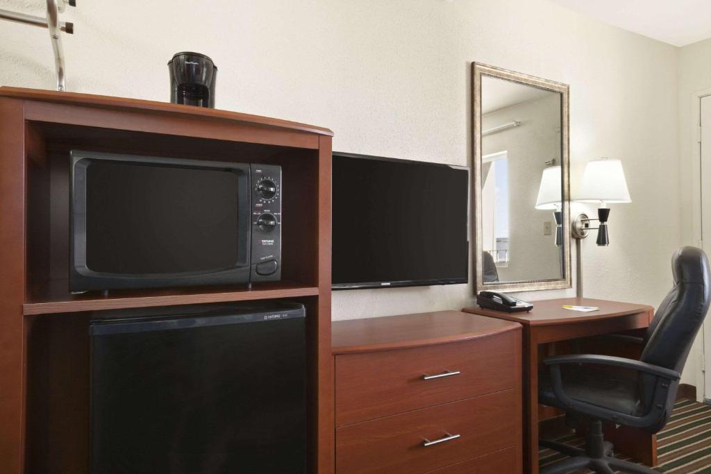 Kuchyň nebo kuchyňský kout v ubytování Days Inn by Wyndham Champaign/Urbana