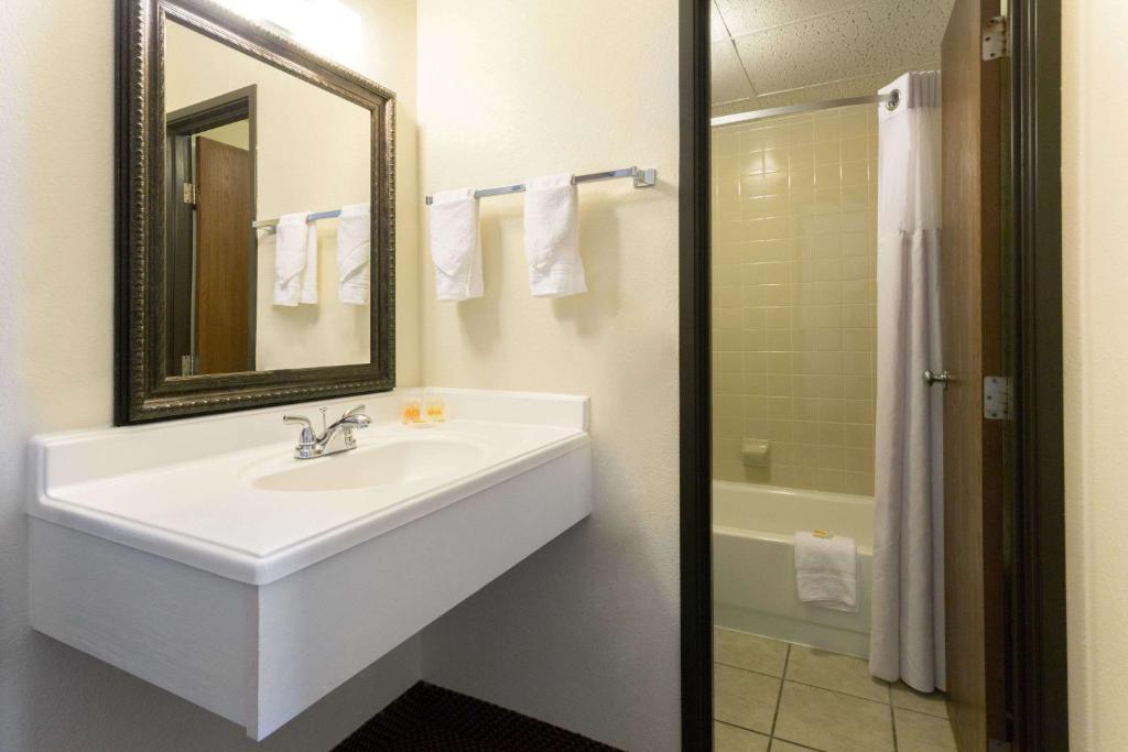 Days Inn by Wyndham Fort Collins photo