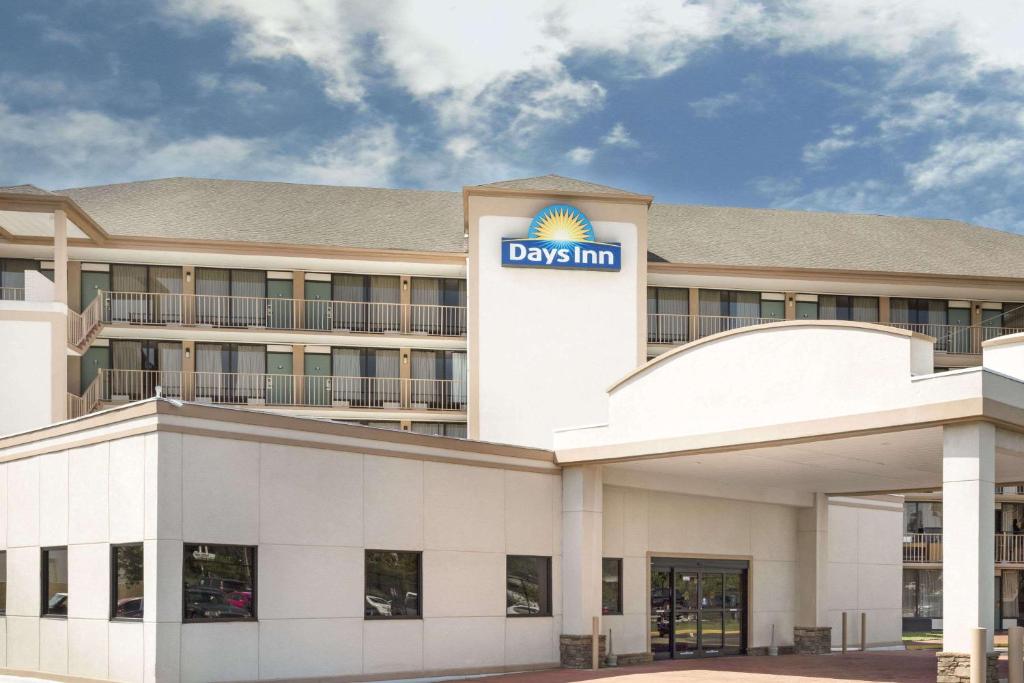 una rappresentazione della sede centrale di Alderin di Days Inn by Wyndham Columbus-North Fort Moore a Columbus