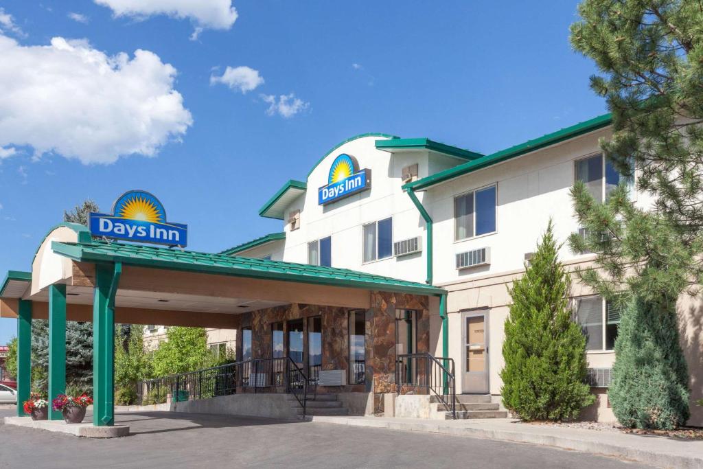 a hotel with a sign that reads days inn at Days Inn by Wyndham Missoula Airport in Wye