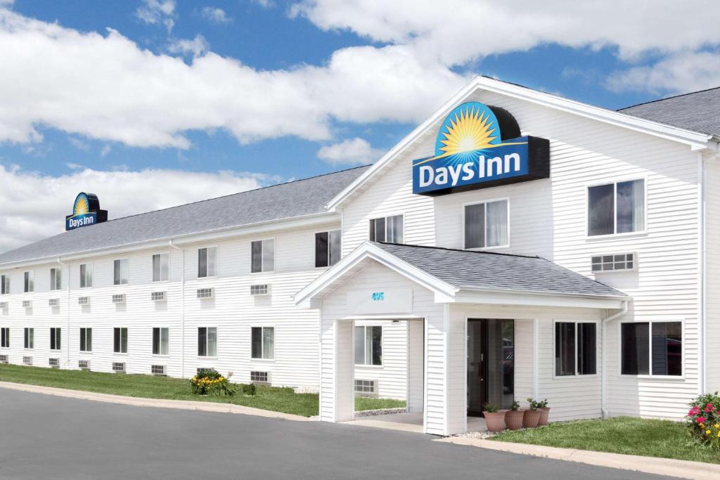 a white building with a days inn sign on it at Days Inn by Wyndham Neenah in Neenah