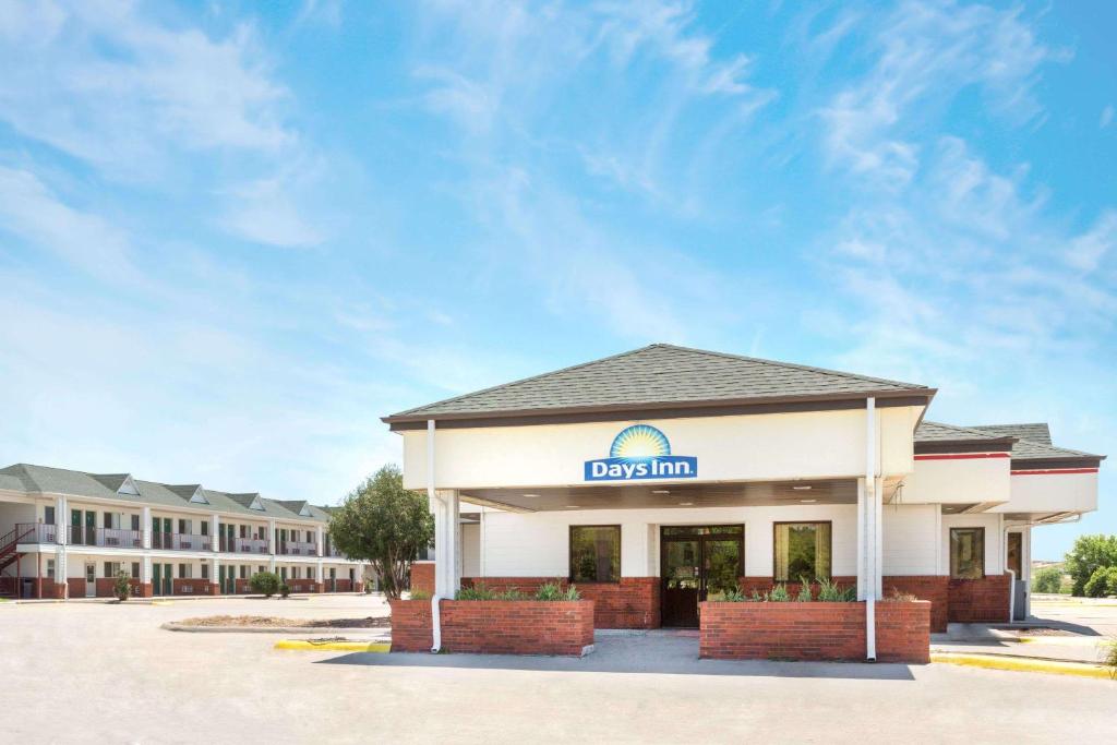 a view of the front of a days inn hotel at Days Inn by Wyndham Paxton in Paxton