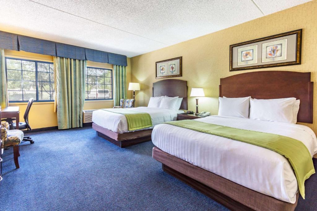 Postel nebo postele na pokoji v ubytování Days Inn & Suites by Wyndham Mesa Near Phoenix