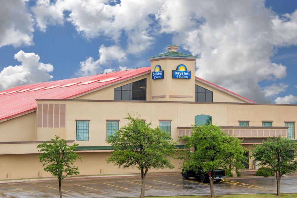 Un bâtiment avec un panneau en haut dans l'établissement Days Inn by Wyndham Lubbock South, à Lubbock