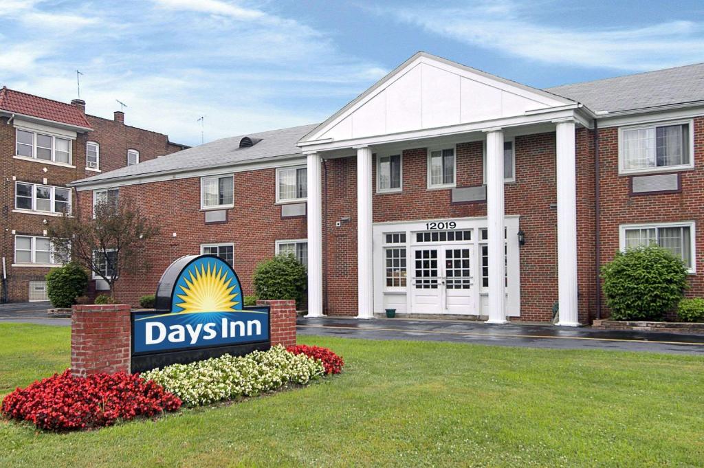 Days Inn by Wyndham Cleveland Lakewood في ليكوود: مبنى امامه لافتة نزل ايام