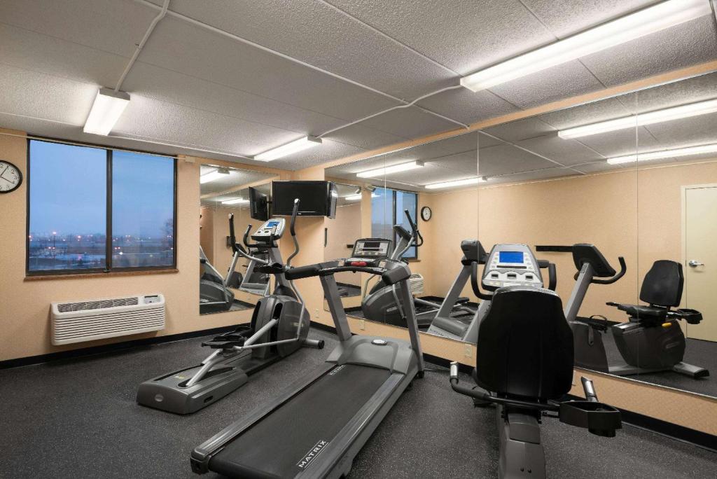 Fitness centrum a/nebo fitness zařízení v ubytování Days Hotel by Wyndham University Ave SE