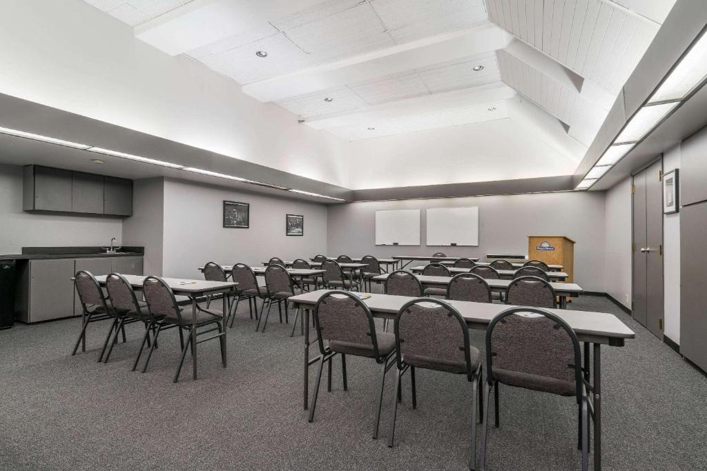Konferenční prostory v ubytování Days Hotel by Wyndham University Ave SE