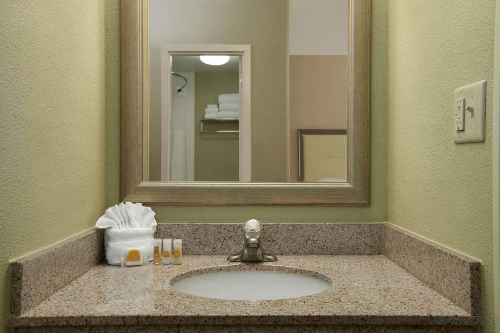 Days Inn by Wyndham Baltimore Inner Harbor - Queen Room - Non-Smoking