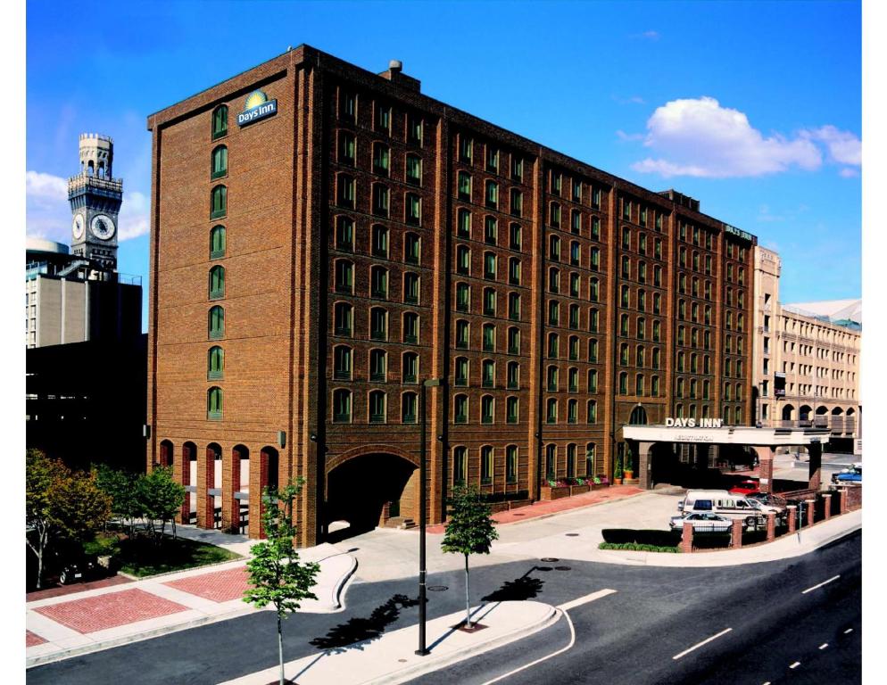 un gran edificio de ladrillo con una torre de reloj en una ciudad en Days Inn by Wyndham Baltimore Inner Harbor, en Baltimore