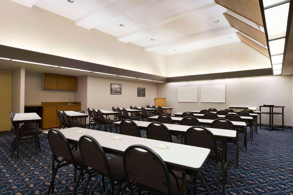 Konferenční prostory v ubytování Days Hotel by Wyndham University Ave SE