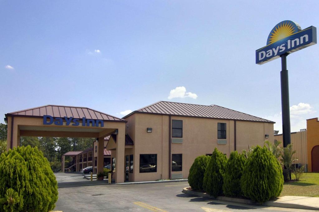 un edificio con un cartel para un día de posada en Days Inn by Wyndham Bainbridge, en Bainbridge