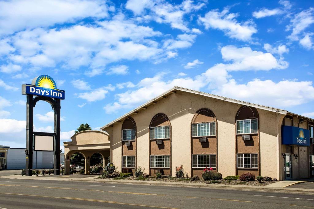 um edifício com um sinal em frente em Days Inn by Wyndham Yakima em Yakima