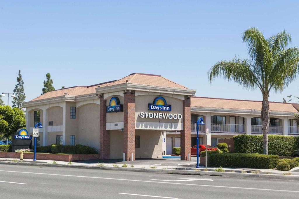 a building with a sign that reads benoit synonymoit at Days Inn by Wyndham Downey in Downey