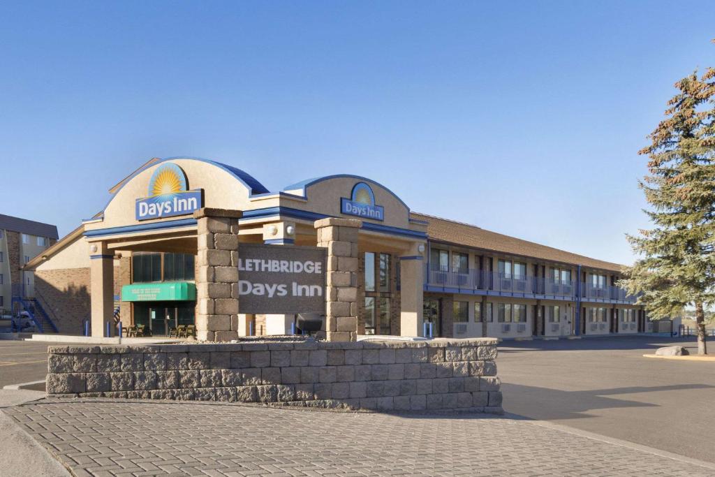 a building with a sign that readshyde days inn at Days Inn by Wyndham Lethbridge in Lethbridge