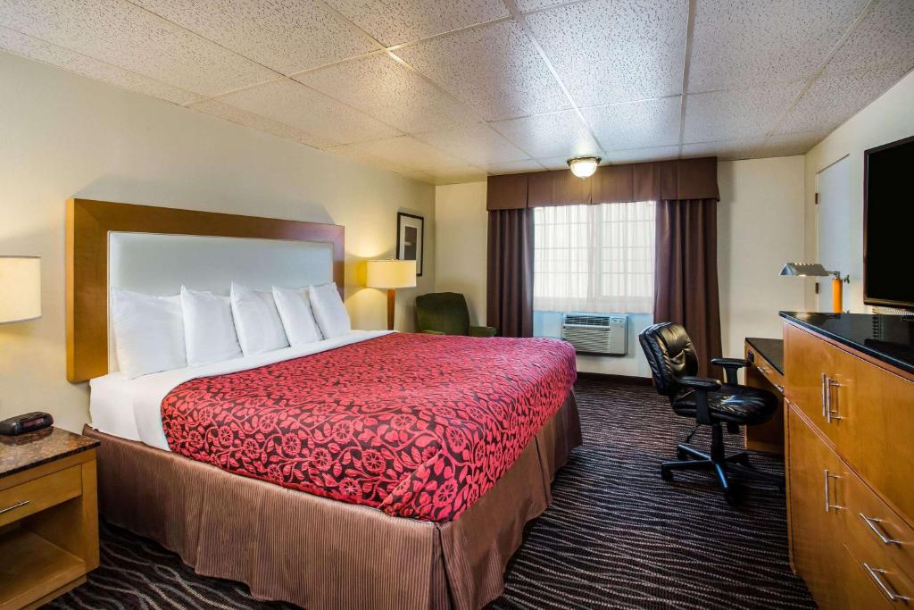 Postel nebo postele na pokoji v ubytování Days Inn by Wyndham Yakima