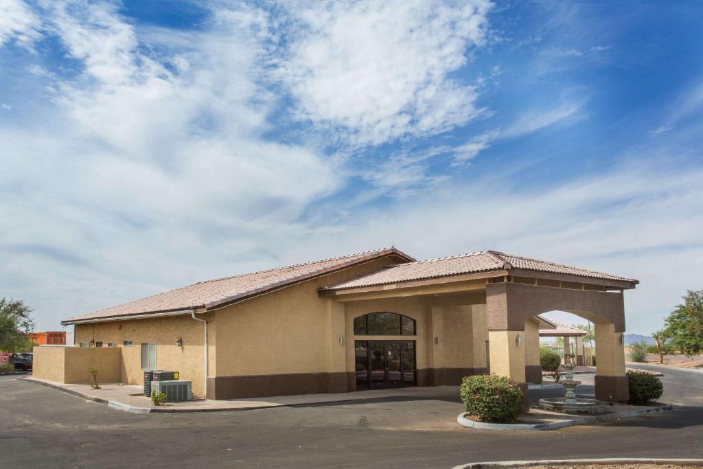 un gran edificio de oficinas con un cielo en Days Inn by Wyndham Buckeye, en Buckeye