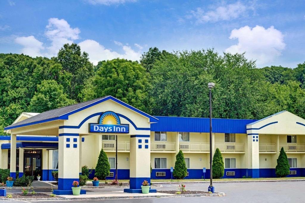 ein Rendezvous mit einem Gasthaus auf dem See in der Unterkunft Days Inn by Wyndham Southington in Southington