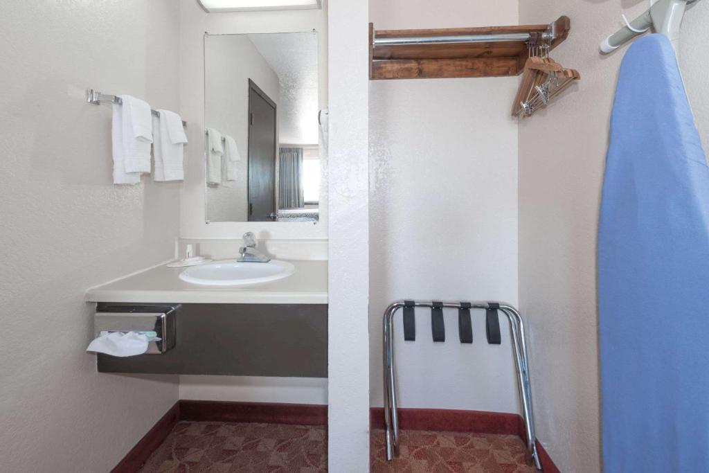 Days Inn by Wyndham Russell - Double Room With Two Double Beds - Non-Smoking