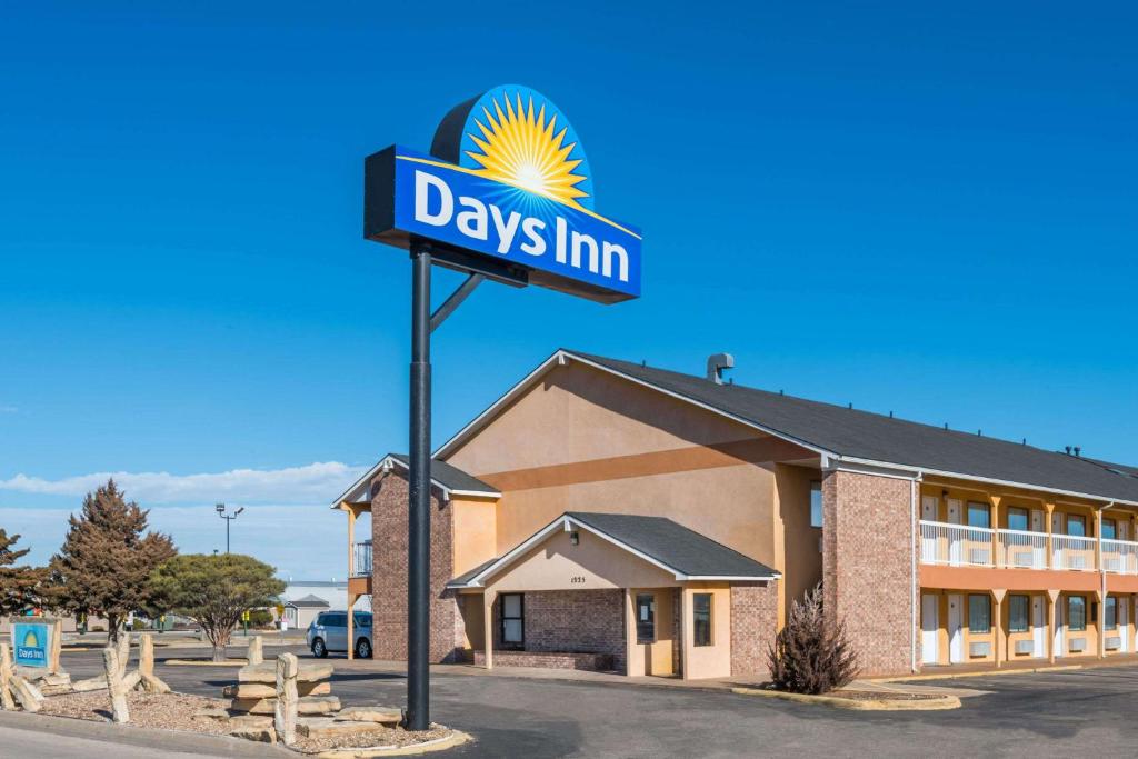 a days inn sign in front of a building w obiekcie Days Inn by Wyndham Russell w mieście Russell