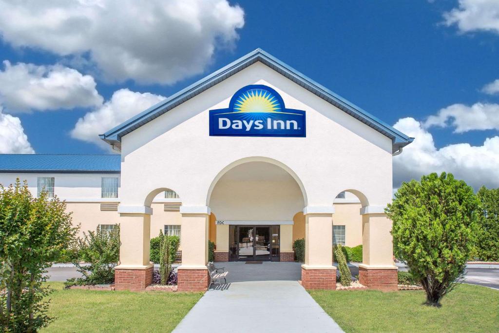 - Vistas a un edificio de la posada en Days Inn by Wyndham Lincoln, en Lincoln