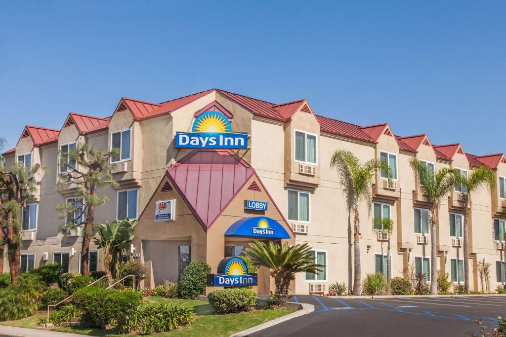 een groot gebouw met een dagherberg bord ervoor bij Days Inn by Wyndham Carlsbad in Carlsbad