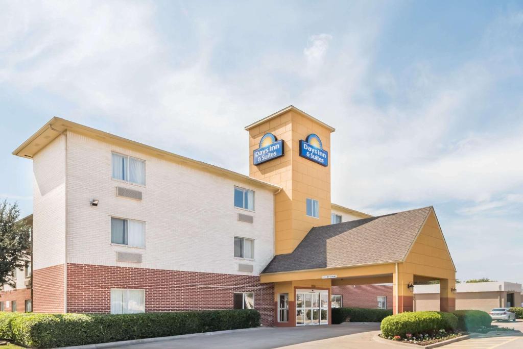 un edificio con una torre de reloj encima en Days Inn & Suites by Wyndham Dallas, en Dallas