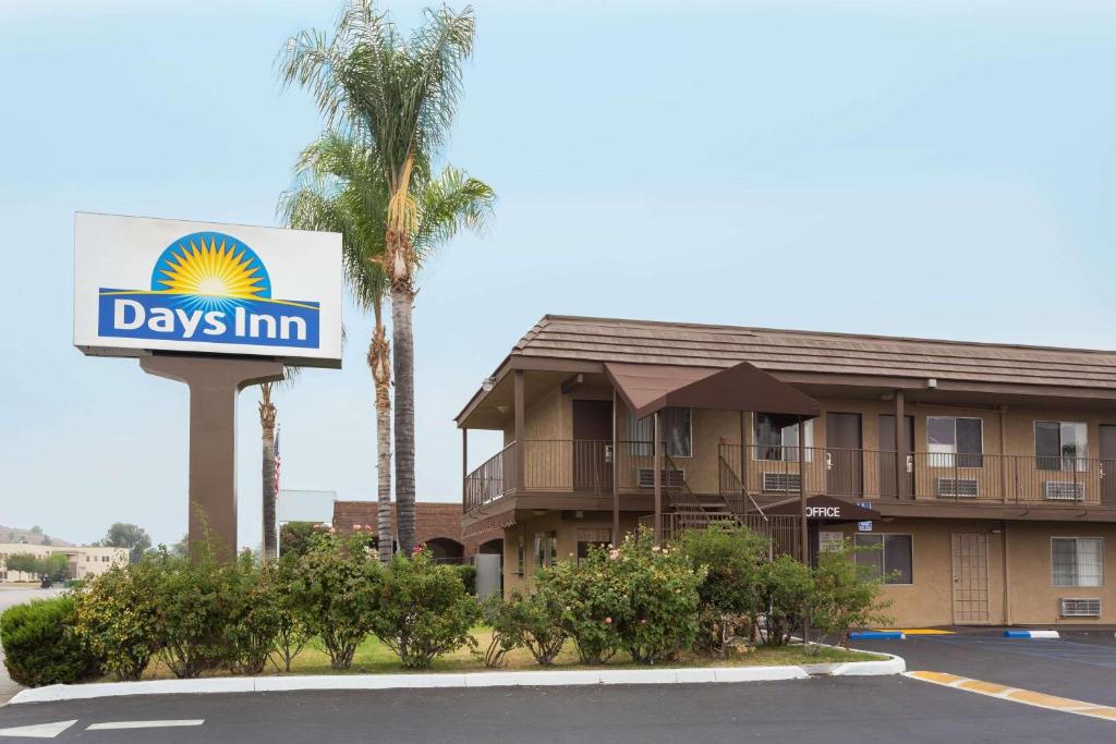 een dagen herbergbord voor een gebouw bij Days Inn by Wyndham in San Bernardino in San Bernardino