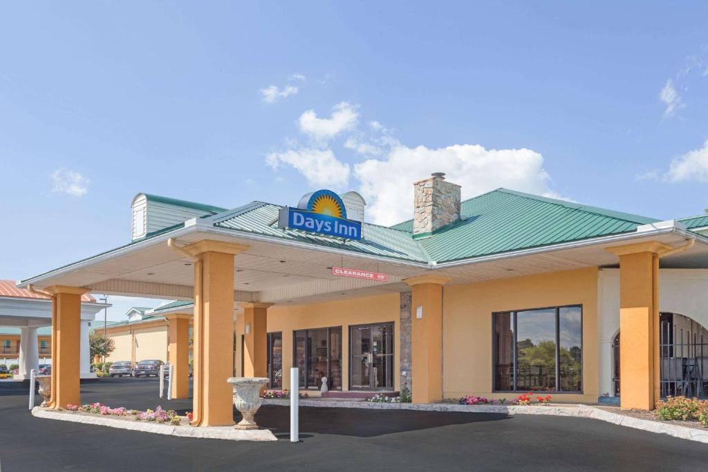 een Disneyland hotel met een bord erop bij Days Inn by Wyndham Lenoir City in Lenoir City