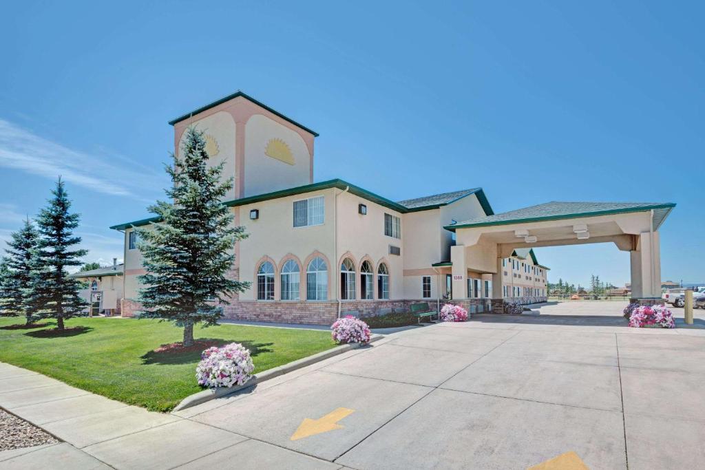 un grand bâtiment avec une grande allée. dans l'établissement Days Inn by Wyndham Laramie, à Laramie