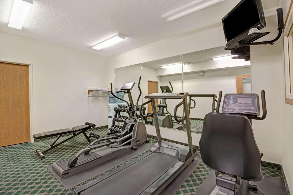 Fitness centrum a/nebo fitness zařízení v ubytování Days Inn by Wyndham Laramie