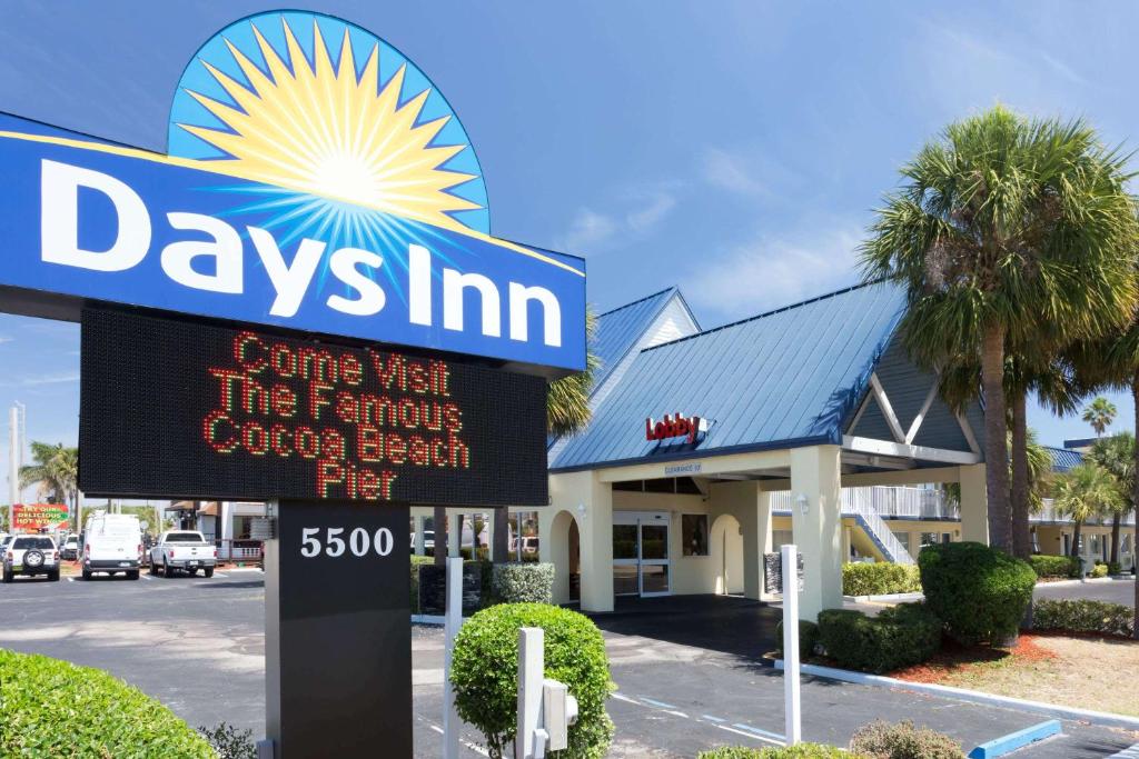 Ein Zertifikat, Auszeichnung, Logo oder anderes Dokument, das in der Unterkunft Days Inn by Wyndham Cocoa Beach Port Canaveral ausgestellt ist
