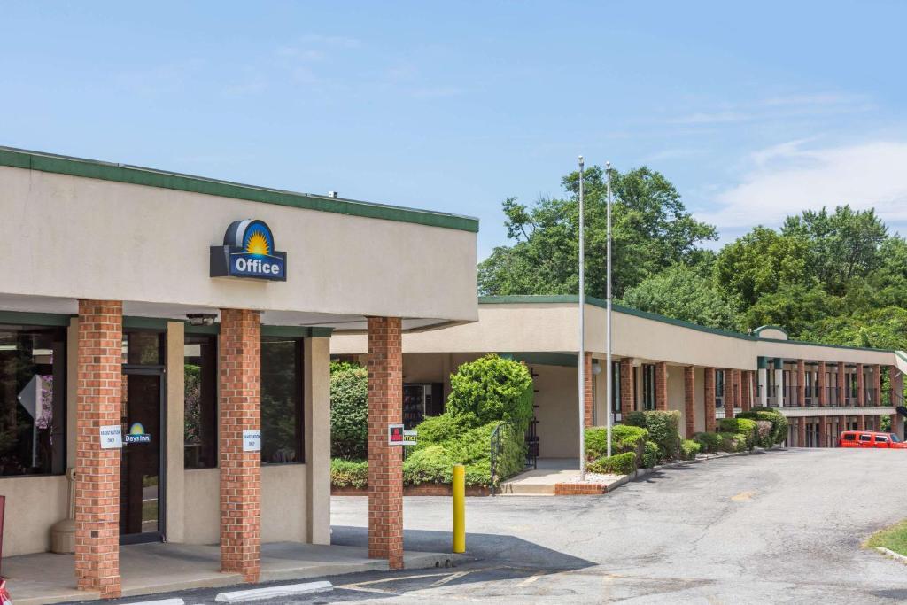 biurowiec z napisem w obiekcie Days Inn by Wyndham Bedford w mieście Bedford