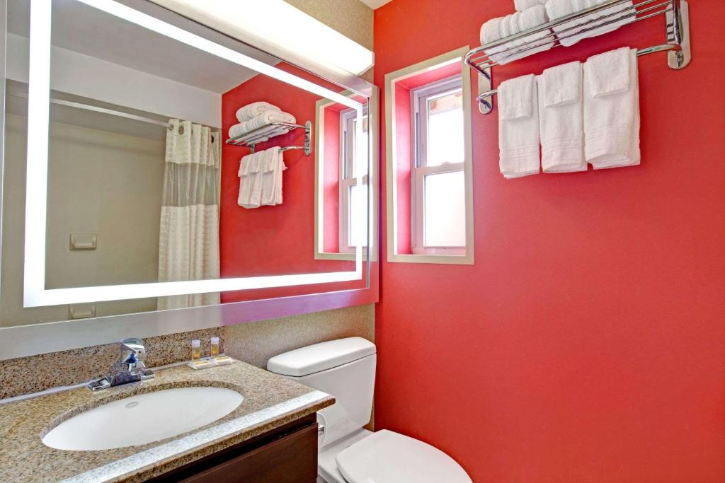 Koupelna v ubytování Days Inn by Wyndham Ridgefield NJ