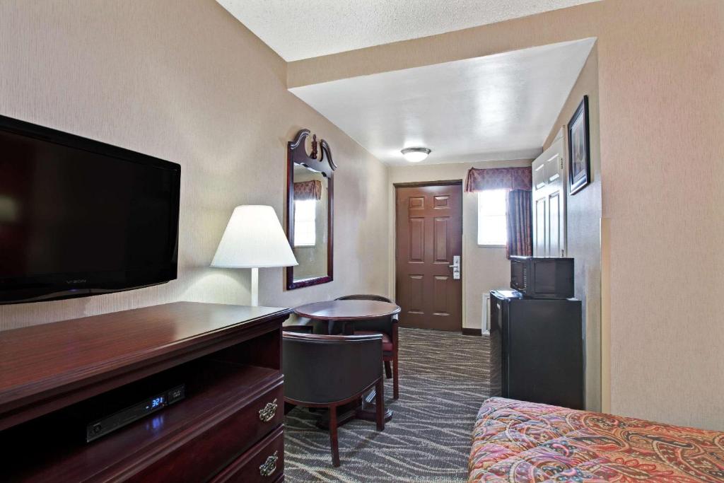 TV a/nebo společenská místnost v ubytování Days Inn by Wyndham Ridgefield NJ