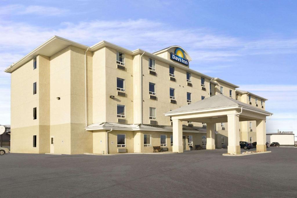 un grande hotel con un parcheggio di fronte di Days Inn by Wyndham Moose Jaw a Moose Jaw