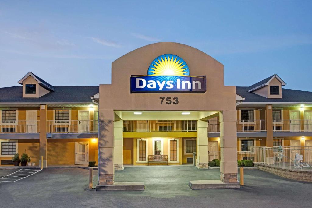 a hotel with a sign that reads days inn at Days Inn by Wyndham Marietta White Water in Marietta