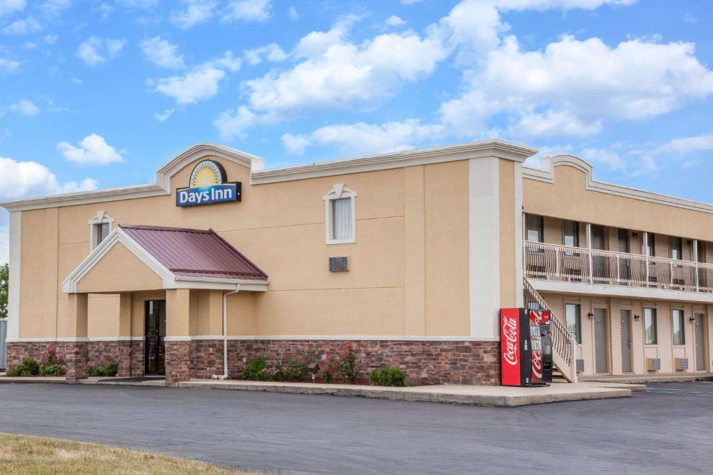 Um prédio com um cartaz que diz "Hospital Dean" em Days Inn by Wyndham Fort Wayne em Fort Wayne