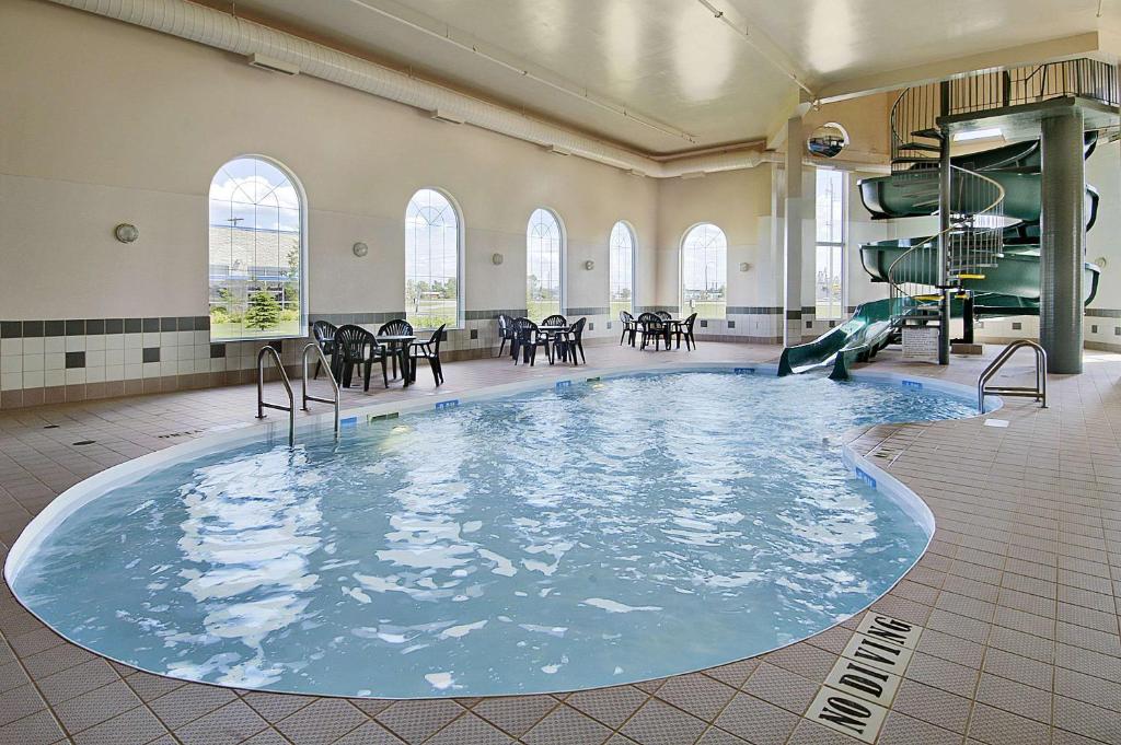 Bazén v ubytování Days Inn & Suites by Wyndham Winkler nebo v jeho okolí