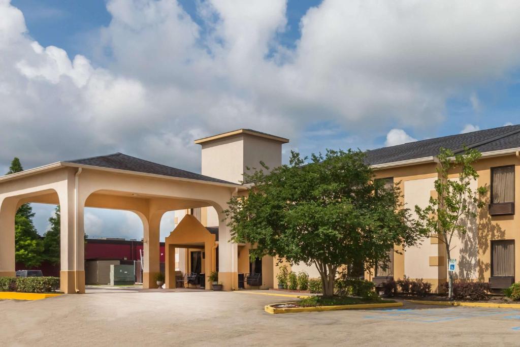 Gallery image of Days Inn & Suites by Wyndham New Iberia in New Iberia